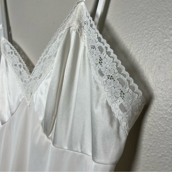 VTG Vanity Fair Women Slip Dress Cottage White Lace Trim Babydoll Nylon Ethereal - Picture 8 of 9